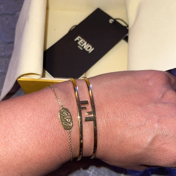 Preloved Fendi O’Lock bracelet pristine condition size M 6.5/7” gold color. - Picture 7 of 9